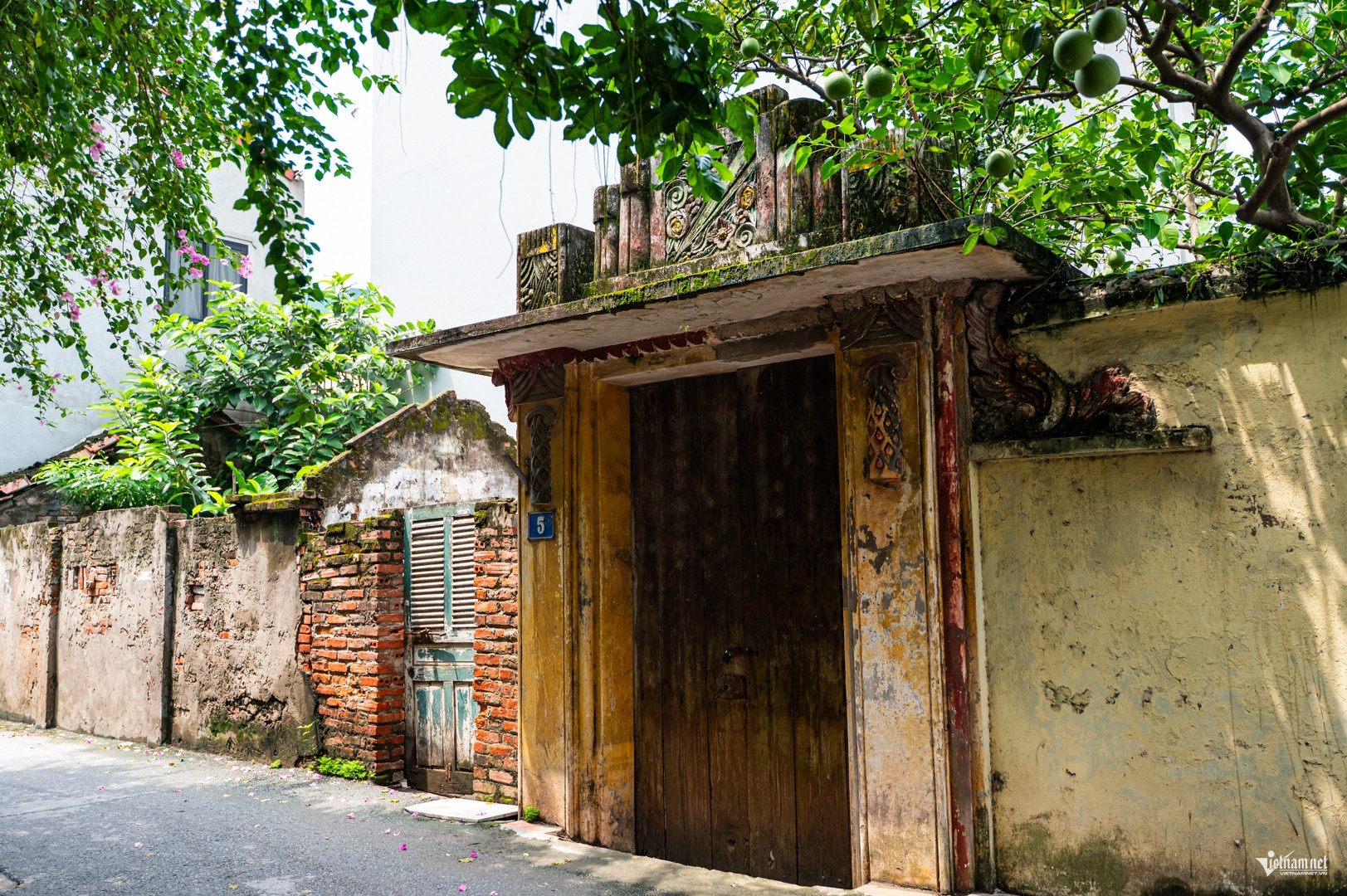 Những con ngõ nhỏ bình yên, nhuốm màu thời gian trong làng. Ảnh: Huy Nguyễn