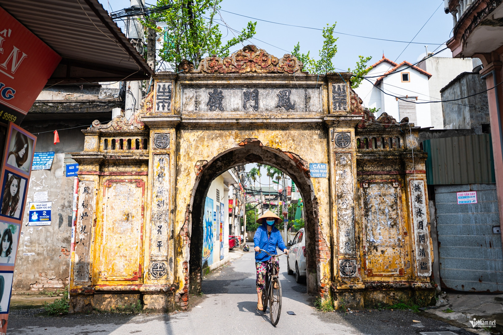 Cổng Phượng của làng Tây Mỗ được xây dựng từ hàng trăm năm trước, in hằn dấu tích thời gian. Ảnh: Huy Nguyễn