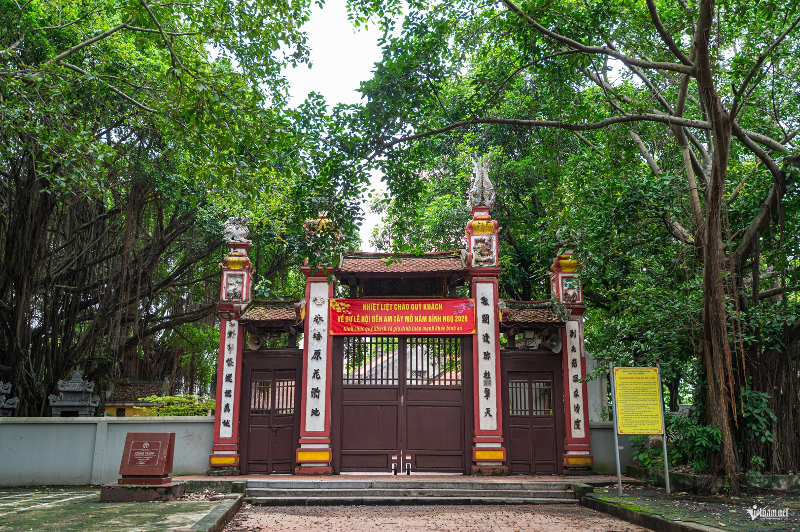 Đền Am cổ kính, trang nghiêm. Ảnh: Huy Nguyễn