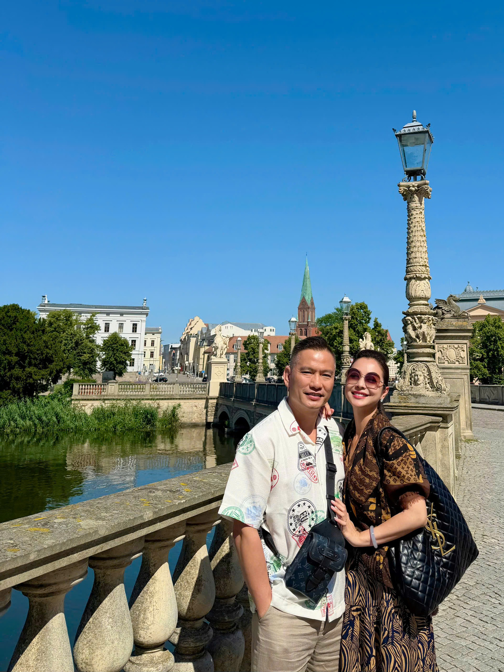 Hoa hậu cho biết mùa hè này với gia đình cô thật đặc biệt vì có những khoảnh khắc sum vầy bên người thân tại Mỹ và khám phá những địa điểm mới ở châu Âu. Sau Đức, vợ chồng cô sẽ đưa các con đến Đan Mạch để tận mắt chứng kiến những địa điểm gắn với nhiều câu chuyện cổ tích.