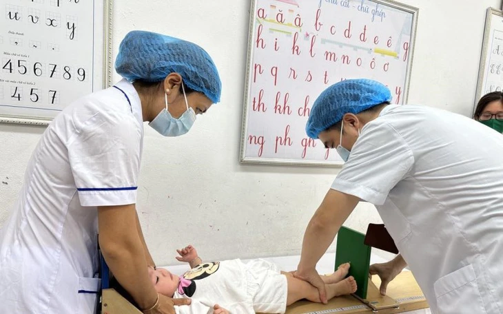 Trẻ sẽ được khám sức khỏe định kỳ miễn phí ít nhất mỗi năm một lần.