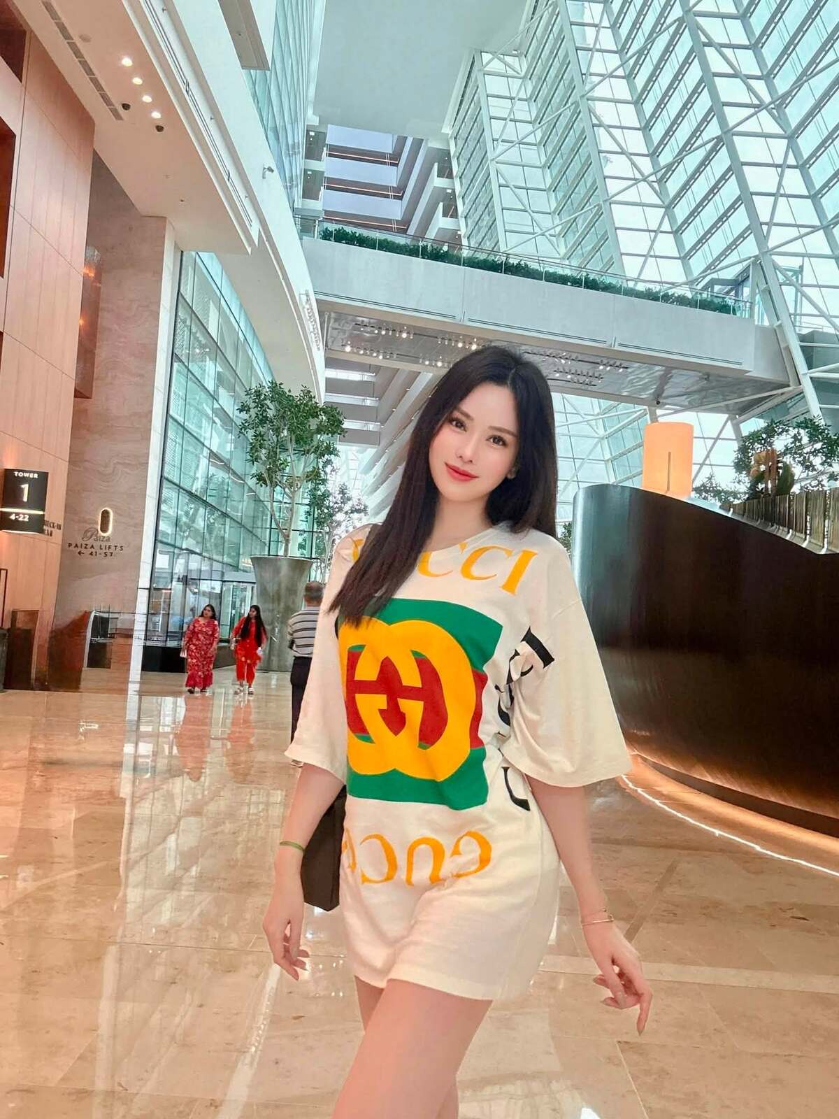Người đẹp khoe chân thon cùng mốt giấu quần khi đi shopping trong trung tâm thương mại.