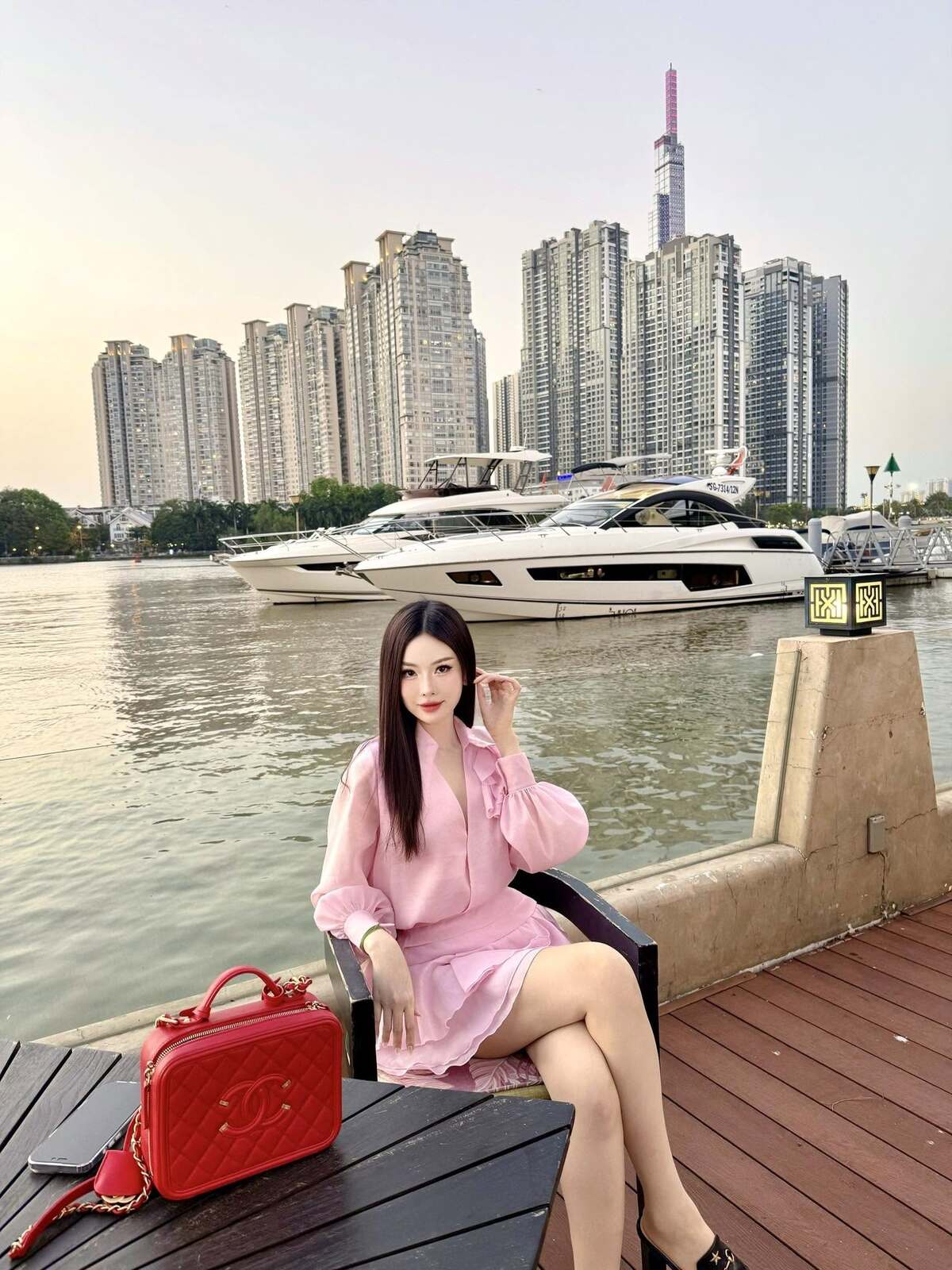 Đào Lan Phương nói việc mặc đẹp đi du lịch, chụp hình giúp cô thấy cuộc sống nhiều màu sắc hơn, yêu đời hơn. Nhờ quãng nghỉ này, công việc kinh doanh cũng thêm hiệu quả.