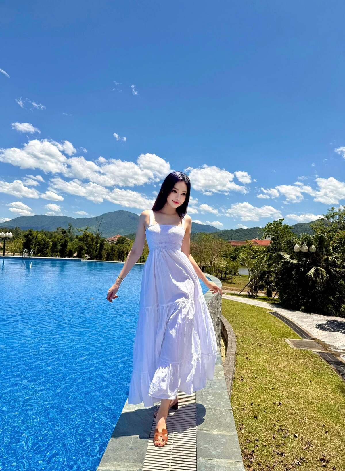 Ngoài đầm ôm bó sát, Đào Lan Phương còn thay đổi trang phục đa dạng khi đi du lịch. Với nhiều địa điểm, cô chọn những thiết kế maxi bay bổng, phù hợp mùa hè.