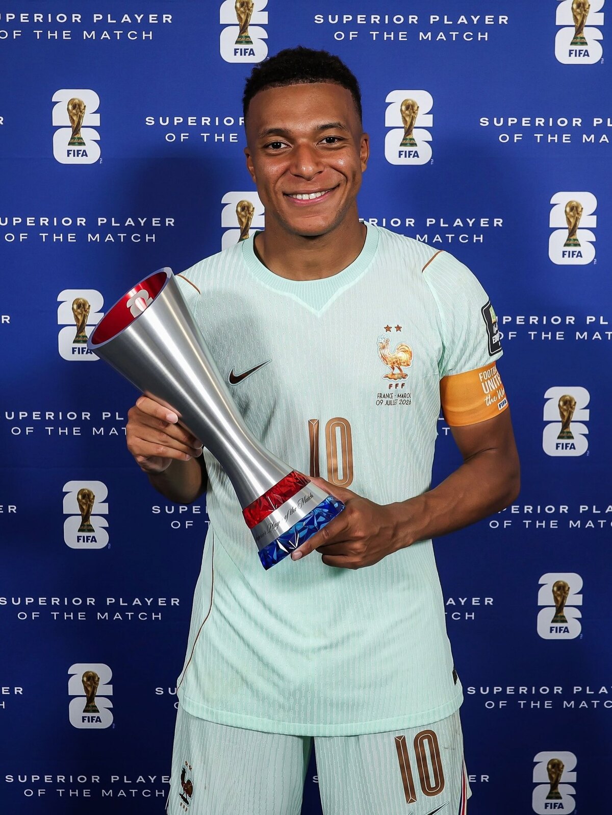 Mbappé sinh năm 1998, được xem là một trong những cầu thủ xuất sắc nhất thế giới. Trước khi World Cup 2026 khởi tranh, tạp chí Sports Illustrated xếp anh ở vị trí thứ hai trong danh sách những ngôi sao đáng chú ý nhất tại mùa giải. Thủ quân tuyển Pháp được xem là ứng viên số một cho danh hiệu Quả Bóng Vàng World Cup năm nay.