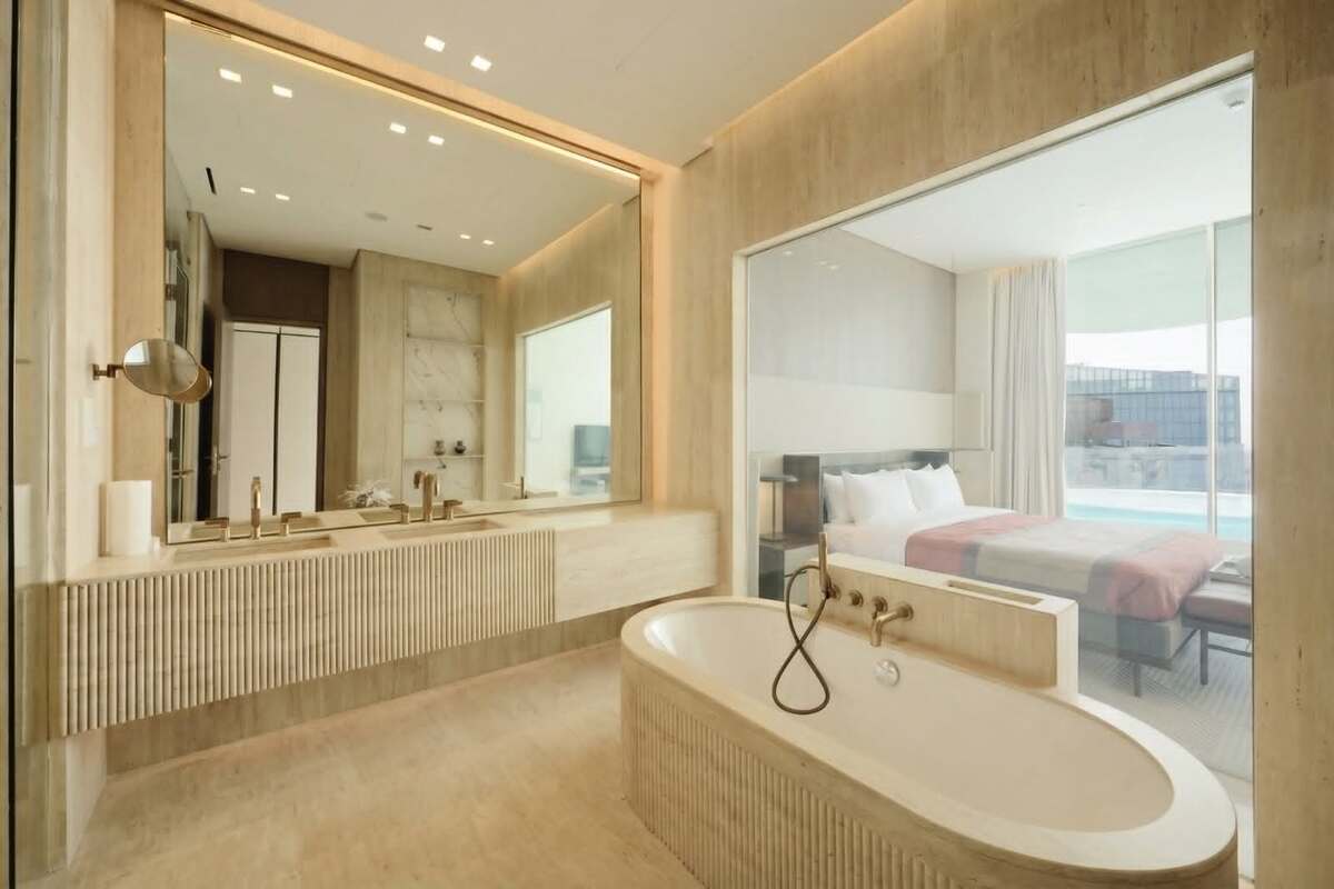 Mỗi phòng ngủ đều có phòng tắm riêng, ngoài ra căn hộ còn có thêm một phòng tắm bên ngoài.