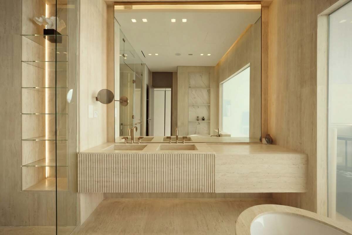 Toàn bộ không gian theo phong cách khu nghỉ dưỡng cao cấp, thay cho kiểu phòng tắm căn hộ thông thường.