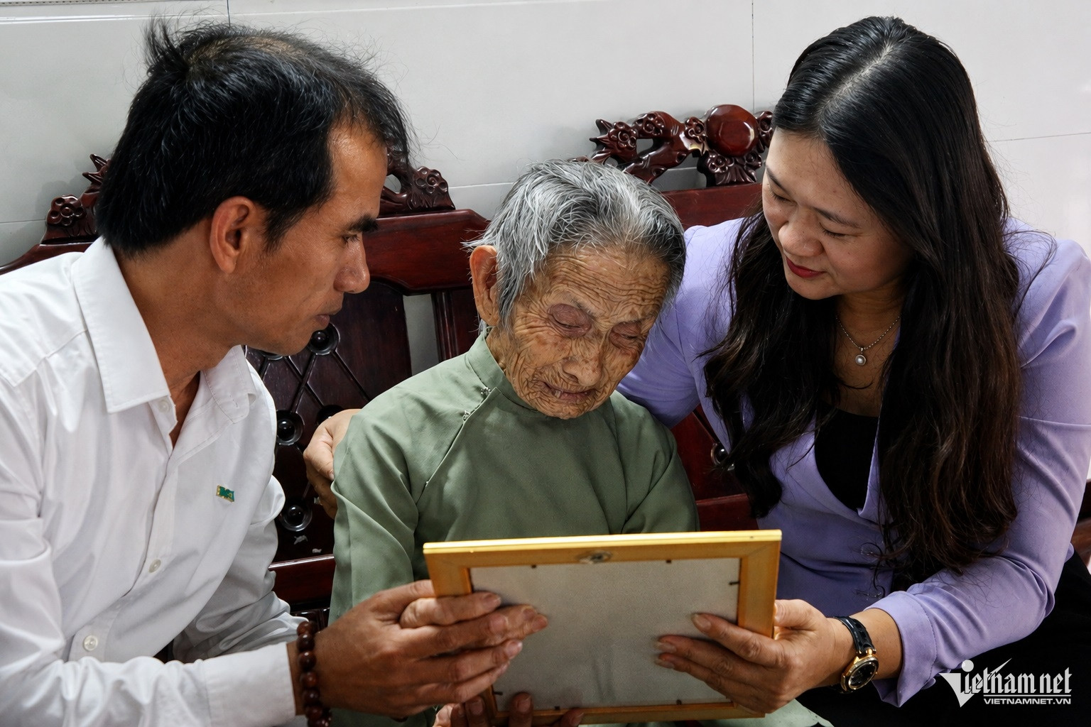 Mẹ Lang xúc động khi lần đầu được nhìn thấy chân dung phục dựng của người con trai liệt sĩ.