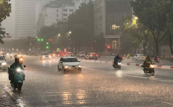 Hà Nội có khả năng xuất hiện dông lốc những giờ tới.