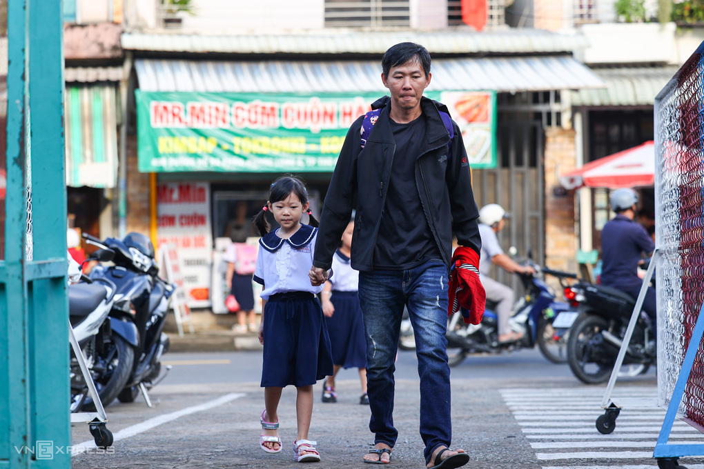 Phụ huynh đưa con đến khai giảng ở trường Tiểu học Bùi Văn Mới, phường Phước Long, tháng 9/2025. Ảnh: Quỳnh Trần