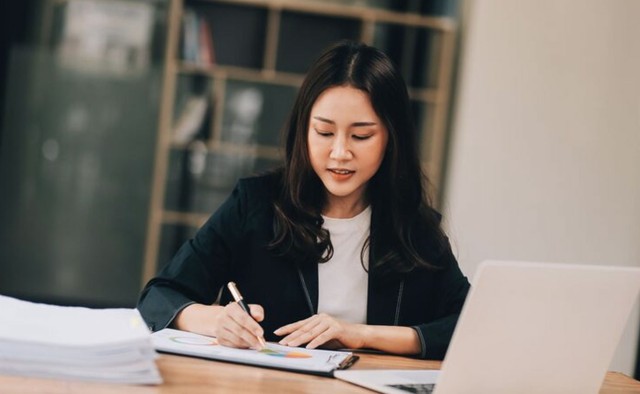 Nhiều người nghĩ Bảo Bình sống vô lo vô nghĩ, nhưng thực chất họ luôn âm thầm tích lũy kiến thức và kinh nghiệm. Ảnh minh họa