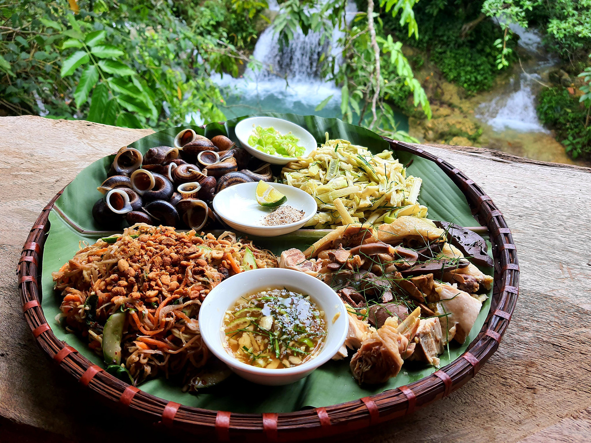Ẩm thực quanh thác Mu hấp dẫn du khách. Ảnh: Hà Mỹ Linh