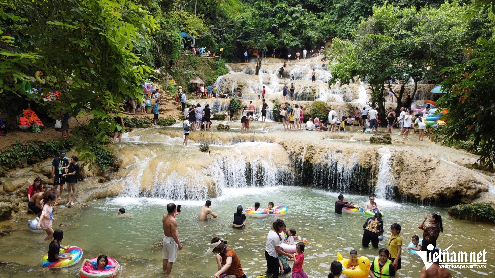 Thác nằm trong vùng đệm Vườn quốc gia Cúc Phương, gây ấn tượng với 9 bậc trùng điệp, xếp chồng lên nhau và được người địa phương gọi vui là Thác nước chín bậc tình yêu. Ảnh: Lê Dương