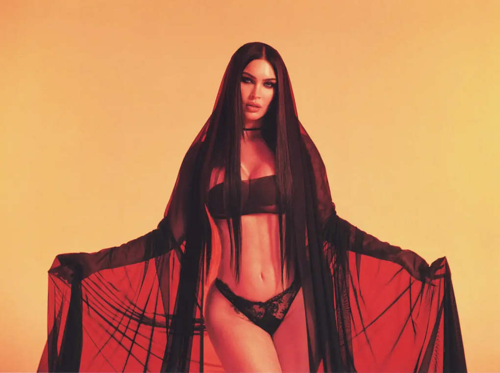 Megan Fox chia sẻ lên trang cá nhân loạt ảnh phong cách Gothic tối 16/7. Ảnh: Instagram/ Megan Fox