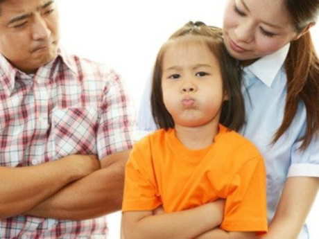 2 kiểu nuôi dạy đang âm thầm 'phá hỏng' con trẻ: Nhiều cha mẹ làm mỗi ngày mà không biết