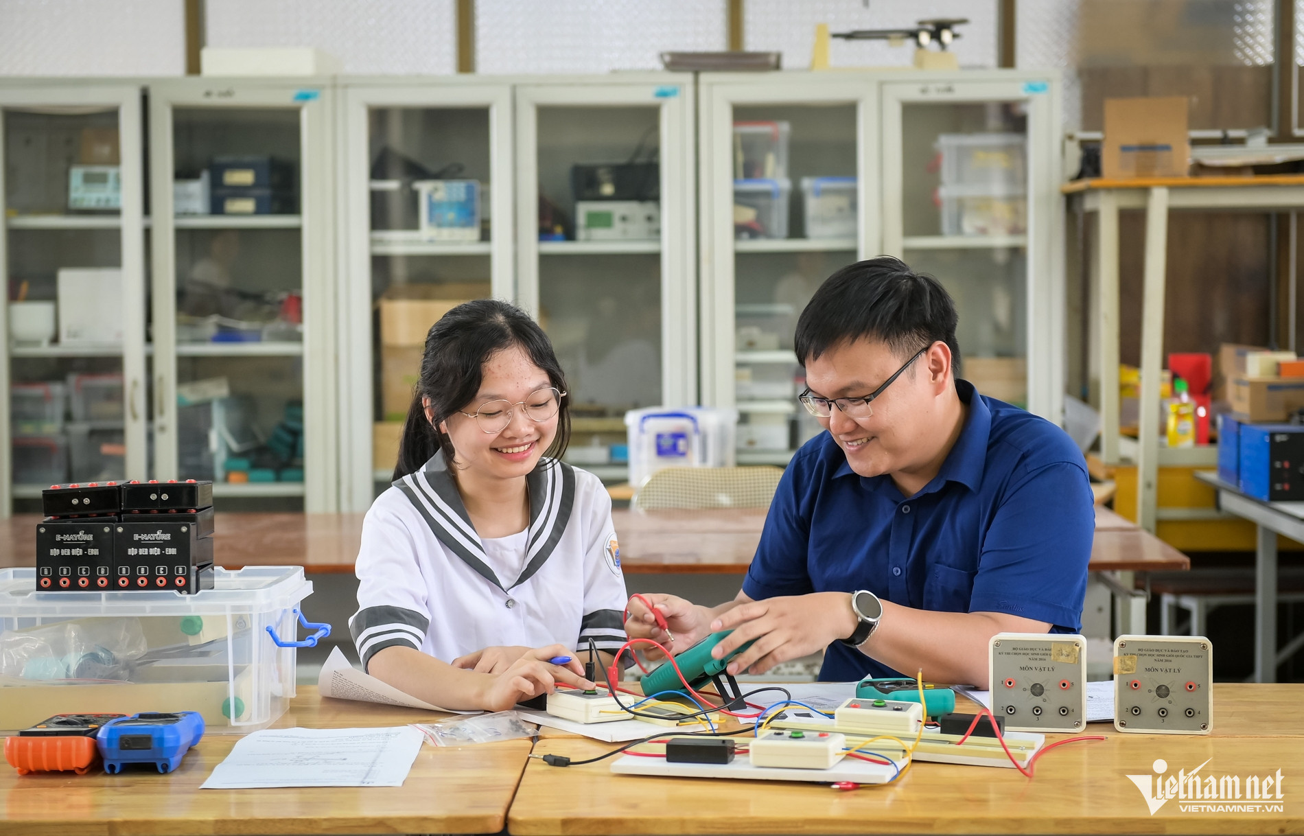 Nguyễn Thị Bích Ngọc và thầy giáo Nguyễn Hải Dương, phụ trách đội tuyển học sinh giỏi quốc gia môn Vật lý, Trường THPT chuyên Lê Hồng Phong.