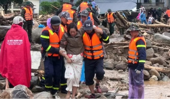 Lực lượng cứu hộ di dời người dân ra khỏi vùng bị lũ cô lập.