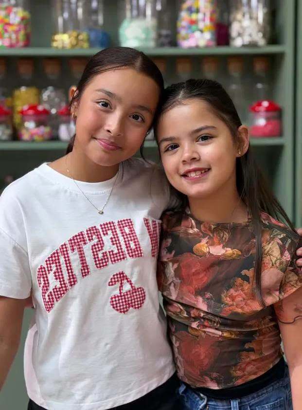 Trên trang cá nhân mới đây, tài tử Dingdong Dantes đăng ảnh con gái Zia (trái) chụp cùng cô bạn. Ở tuổi 11, Zia có vóc dáng cao vọt, gương mặt cá tính. Bé gái được nhận xét thừa hưởng cả đường nét của bố và mẹ, thể chất trông khỏe khoắn, lanh lợi. Zia đã khác nhiều vẻ nhỏ nhắn, điệu đà ngày nhỏ, một bình luận viết.