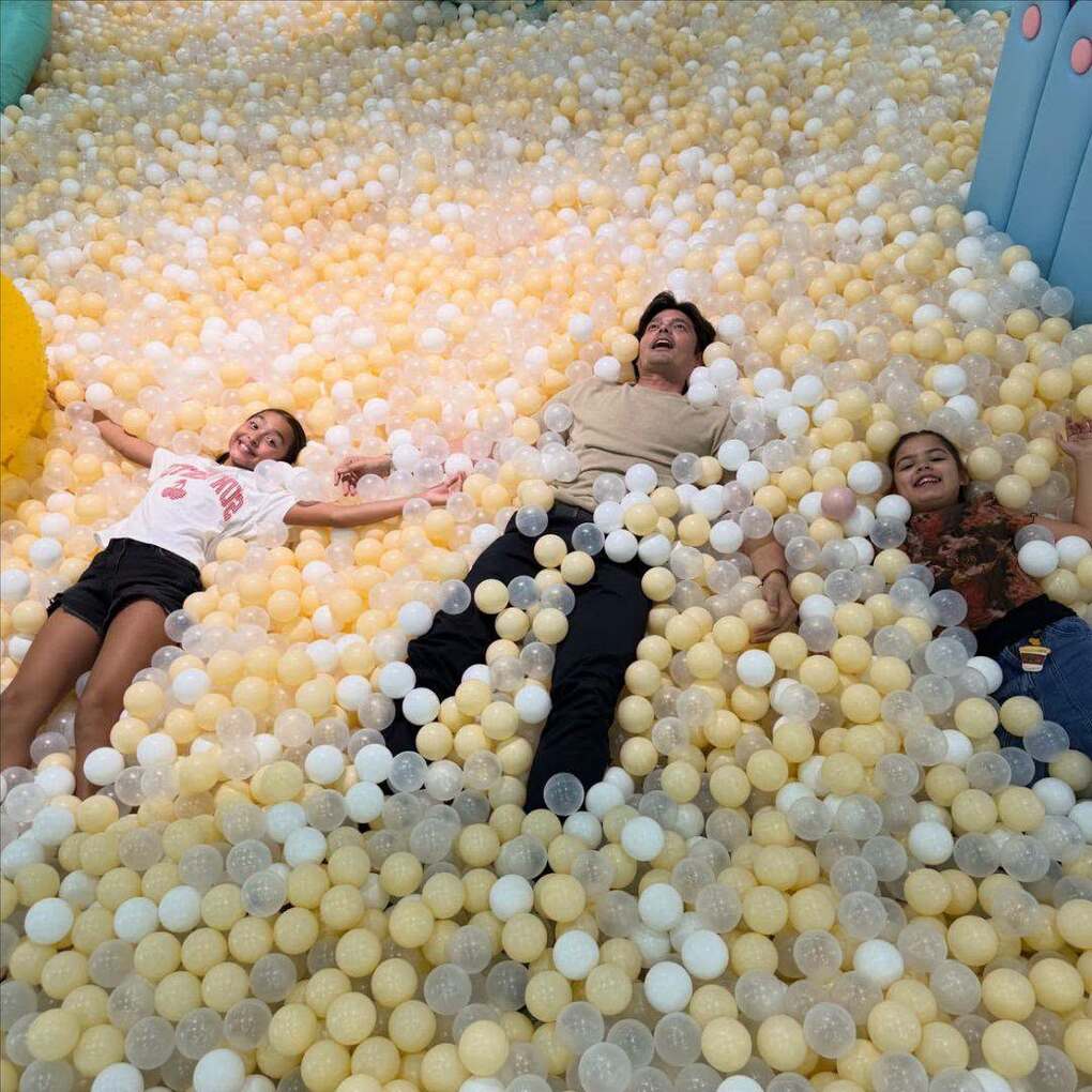 Nam diễn viên Dingdong Dantes tiết lộ đã có một thời gian rất vui bên con gái ruột Zia và con gái màn ảnh Sienna Stevens.