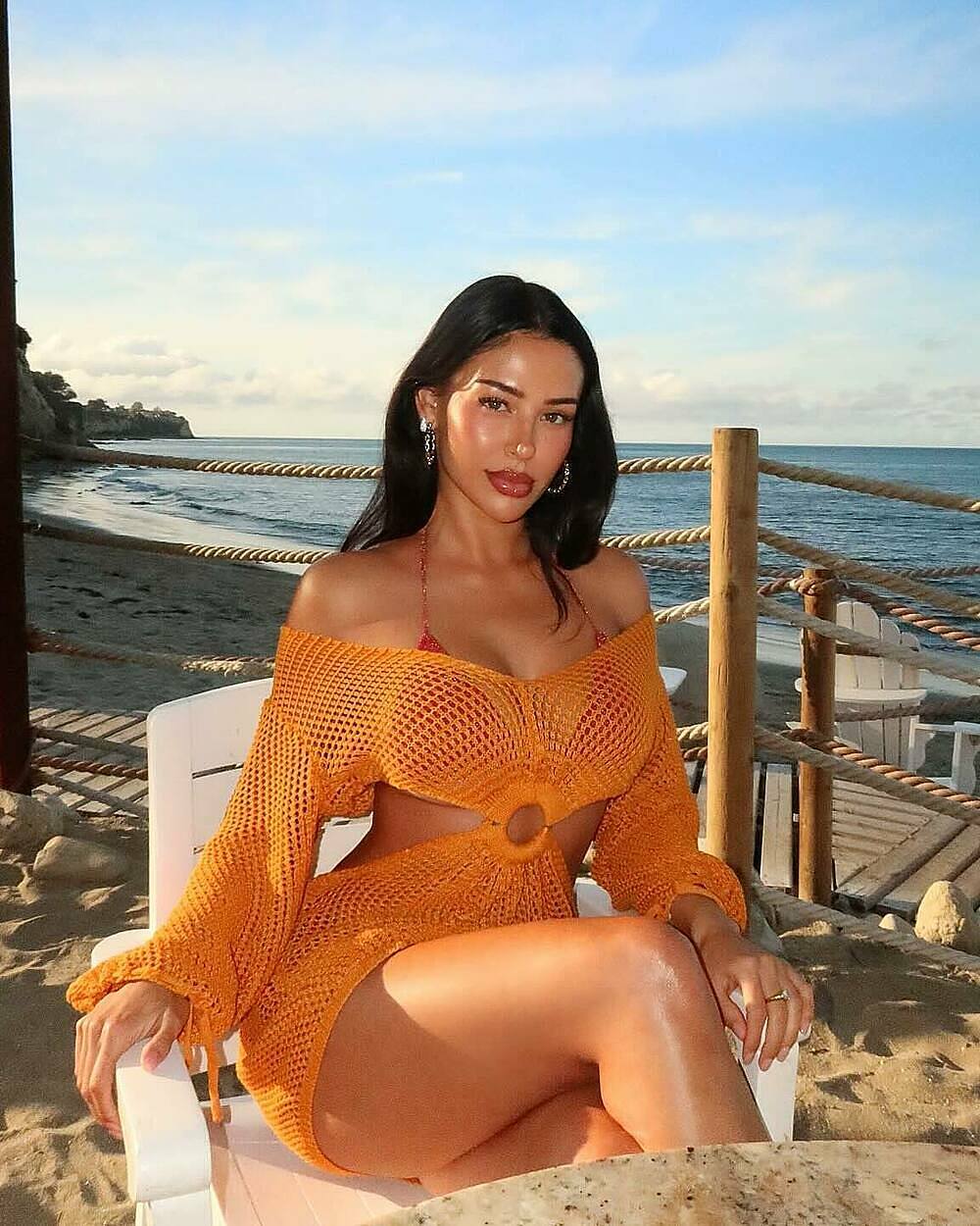 Người đẹp mặc bikini phối cùng đầm crochet (đầm móc len) trong chuyến đi biển hồi tháng 4.