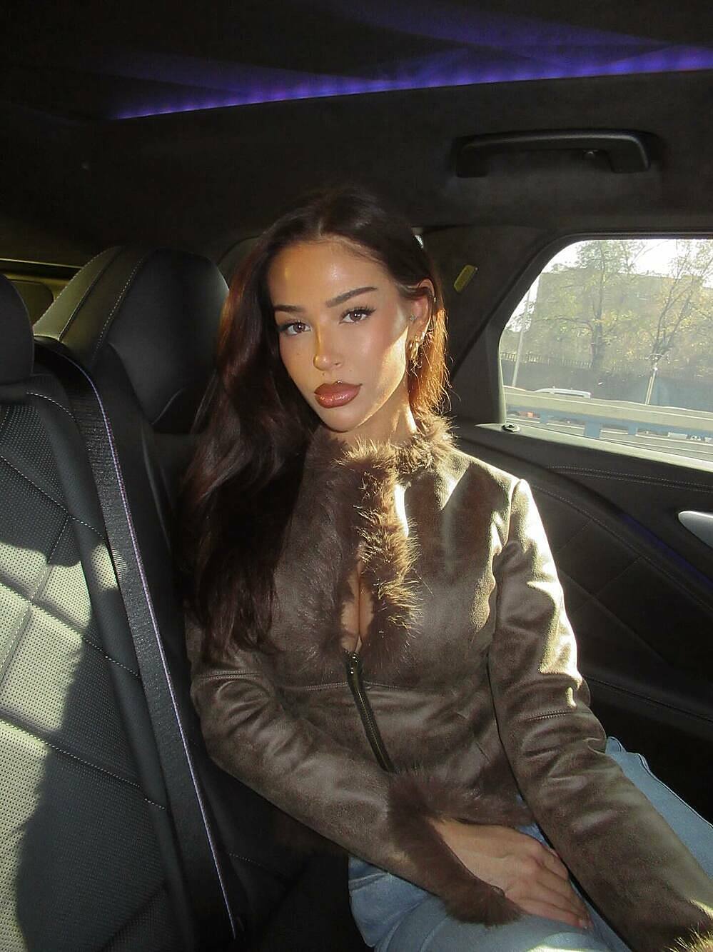 Theo InStyle, Ashlyn Castro là một trong những nàng WAGs (vợ và bạn gái của giới cầu thủ) nổi bật nhất World Cup năm nay. Không chỉ có gu thời trang sành điệu, cô gây chú ý khi đến xem các trận đấu của Jude Bellingham thuộc mùa giải. Sau trận giữa Anh và Croatia ngày 17/6, Bellingham hôn bạn gái để ăn mừng tỷ số 4-2.