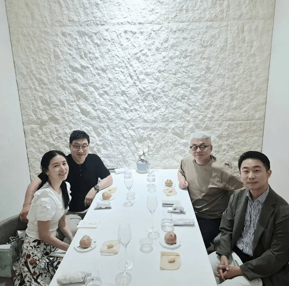 Lee Young Ae và chồng doanh nhân (bên trái) trong bữa tiệc với bạn. 