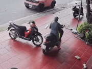 Clip Eva - Clip: Xe máy bất ngờ bốc đầu, hất văng người lái