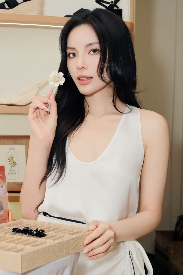 Hơn 10 năm kể từ khi đăng quang Hoa hậu Việt Nam 2014, Kỳ Duyên không chỉ khẳng định vị trí trong làng giải trí mà còn được đánh giá là một trong những người đẹp có màn thay đổi ấn tượng về nhan sắc.