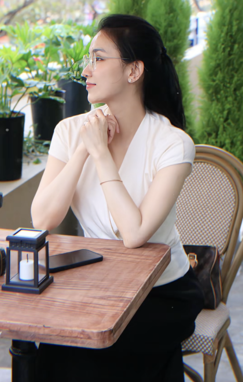 Cô mặc kiểu áo cổ đổ kết hợp chân váy đen, đeo khuyên tai nhỏ và kính gọng kim loại. Gu mặc tinh giản vẫn giúp Thùy Lâm ghi điểm.