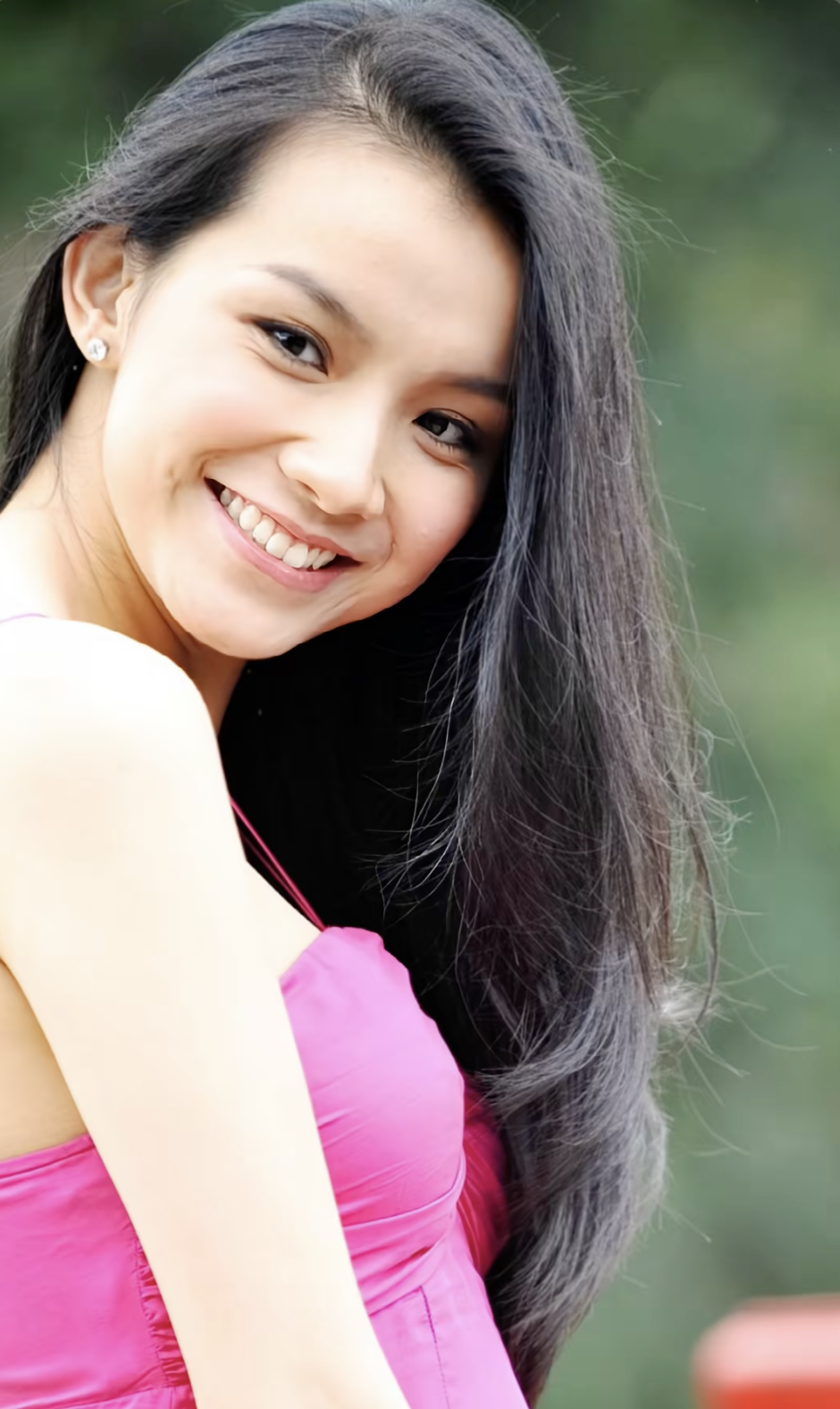 Hình ảnh đôi mươi của Thùy Lâm lúc mới nổi tiếng. Hoa hậu tên đầy đủ Nguyễn Thùy Lâm, 39 tuổi, sinh ra và lớn lên ở TP HCM. Cô đăng quang Hoa hậu Hoàn vũ Việt Nam 2008, sau đó vào top 15 Miss Universe tổ chức cùng năm. Khán giả nhớ đến Thùy Lâm qua các phim Tây Sơn hào kiệt , Kiều nữ và đại gia, Tấm hộ chiếu vào đời, Ghen, hay phát hành CD Thùy Lâm 18. Giữa đỉnh cao sự nghiệp, cô kết hôn với tiến sĩ kinh tế Nguyễn Anh Tuấn vào năm 2009, rồi chuyển ra Hà Nội sinh sống, tập trung phát triển kinh doanh.