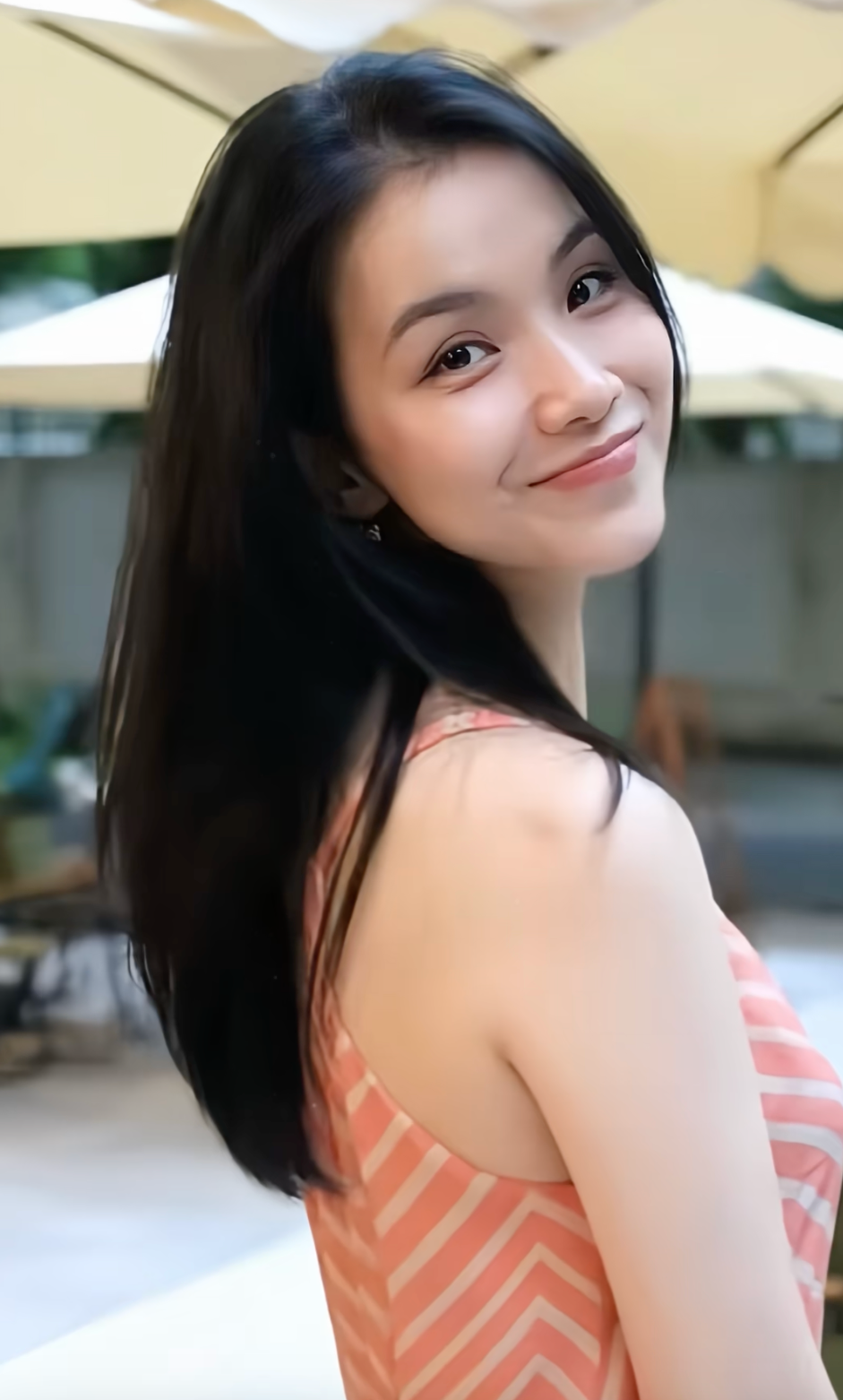 Trải qua hai lần sinh con gồm Su (16 tuổi), Mon (13 tuổi), Thùy Lâm giữ vóc dáng thon gọn. Gương mặt cô toát lên nét tự nhiên, chiếm cảm tình với nụ cười sáng.