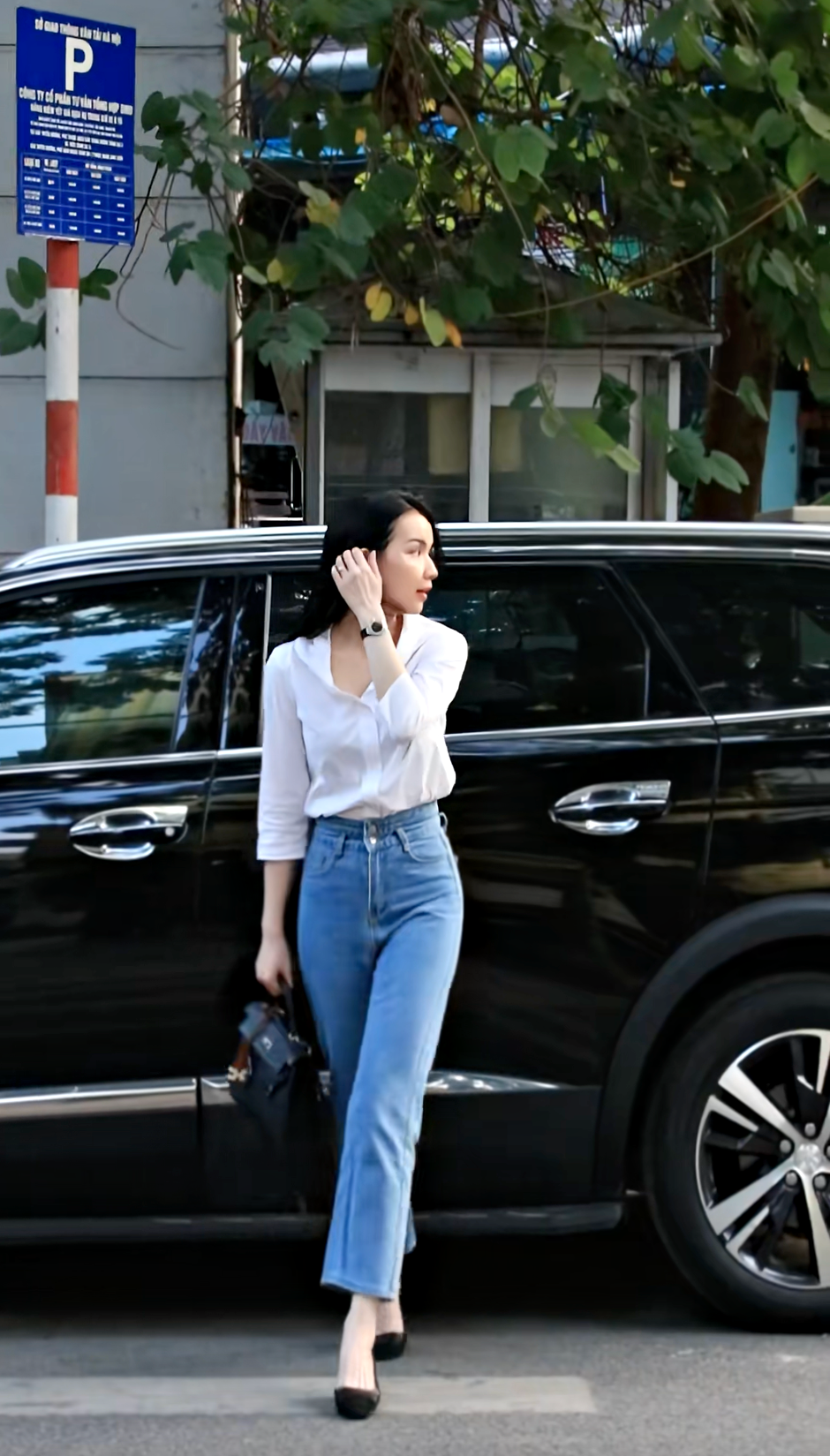 Thùy Lâm có thói quen đi ăn uống, mua sắm sau những ngày làm việc căng thẳng. Người đẹp chọn công thức thời trang kinh điển gồm sơ mi sơ vin cùng quần jeans cạp cao. Cô hoàn thiện diện mạo với túi xách da, đồng hồ và giày cao gót vừa phải.
