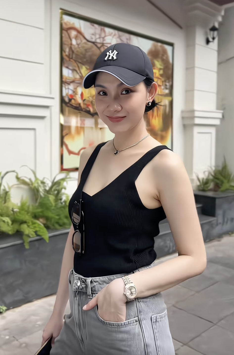 Thỉnh thoảng, Thùy Lâm làm mới hình ảnh với phong cách năng động. Cô phối tank top cùng quần jeans, đội mũ lưỡi trai và đeo đồng hồ, tạo tổng thể khỏe khoắn.