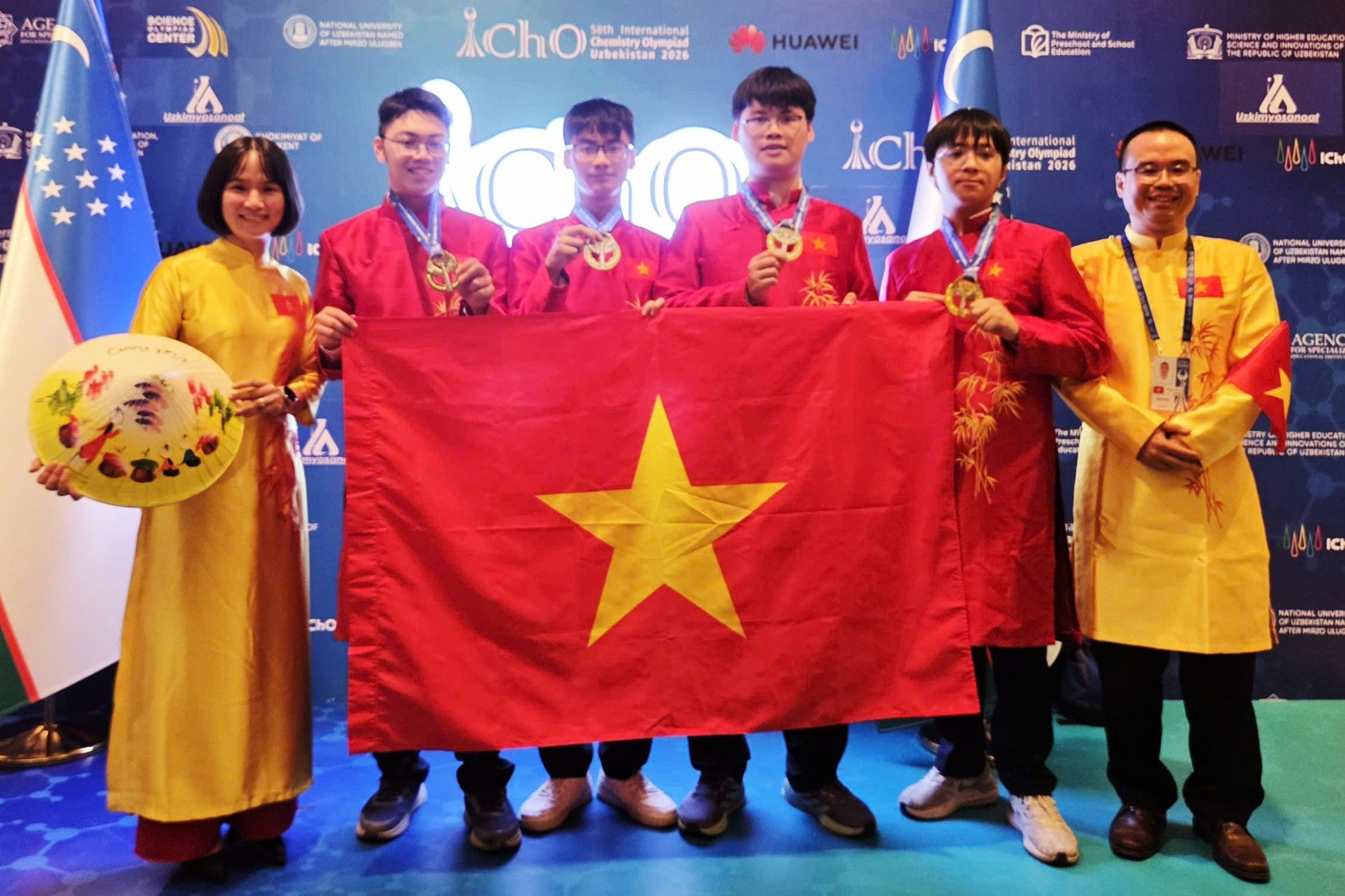 Các thành viên đội tuyển Việt Nam dự thi Olympic Hóa học quốc tế 2026 và giành được 4 Huy chương Vàng.