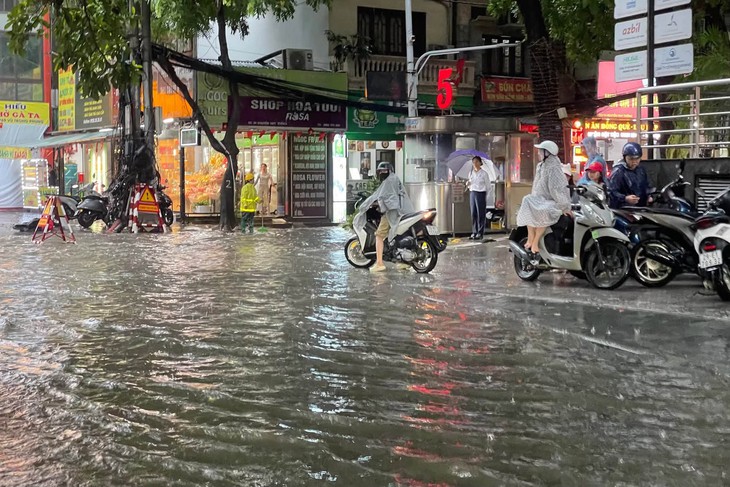 Cảnh báo mưa dông khu vực nội thành Hà Nội