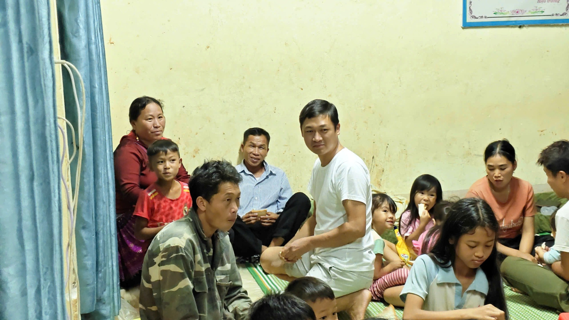Ông Huân thăm hỏi, động viên và hỗ trợ đồng bào. Ảnh: Trọng Nghĩa