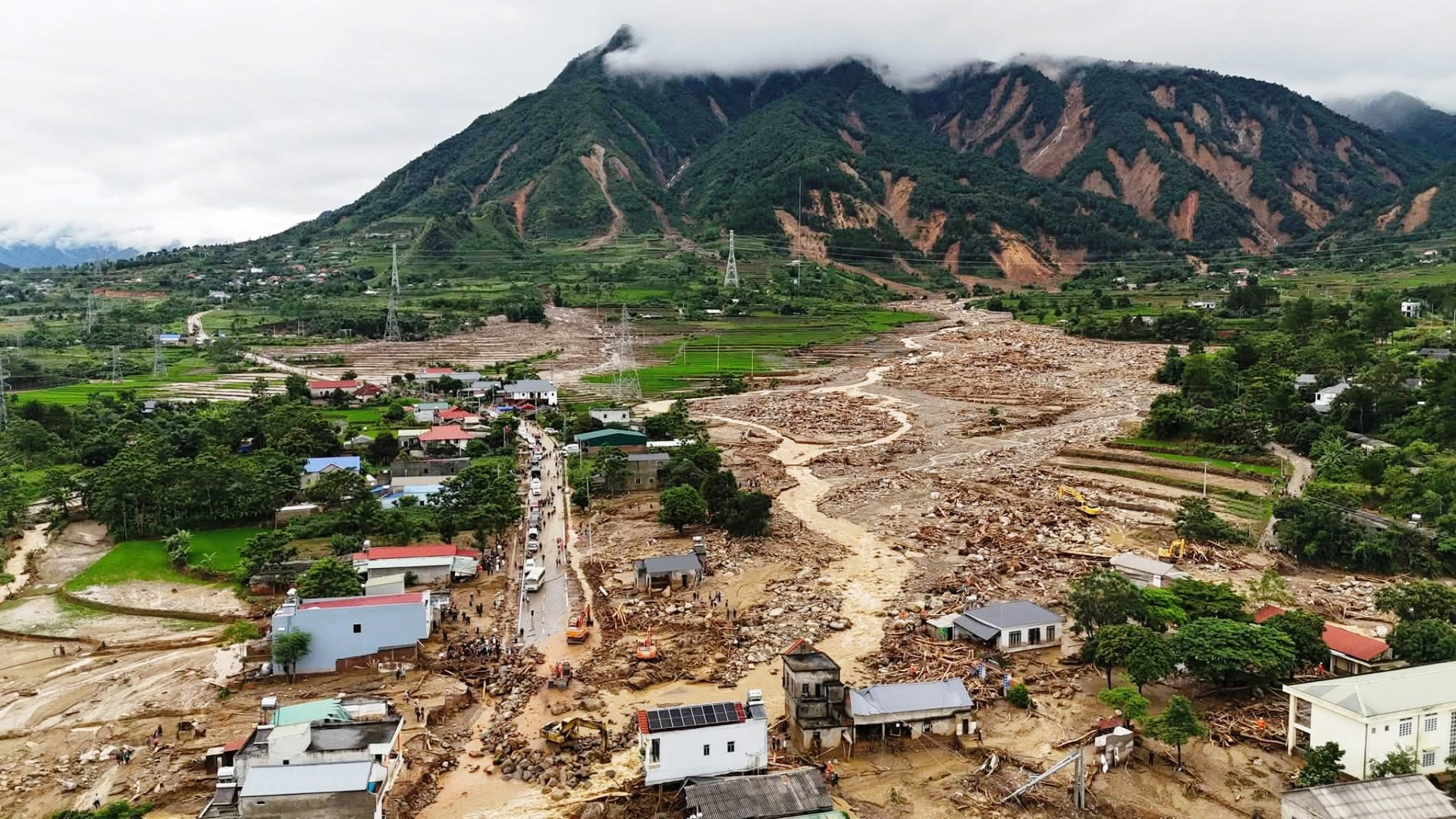 Hiện trường bản Chít (xã Mường Than) tan hoang sau trận lũ quét. Ảnh: M.T