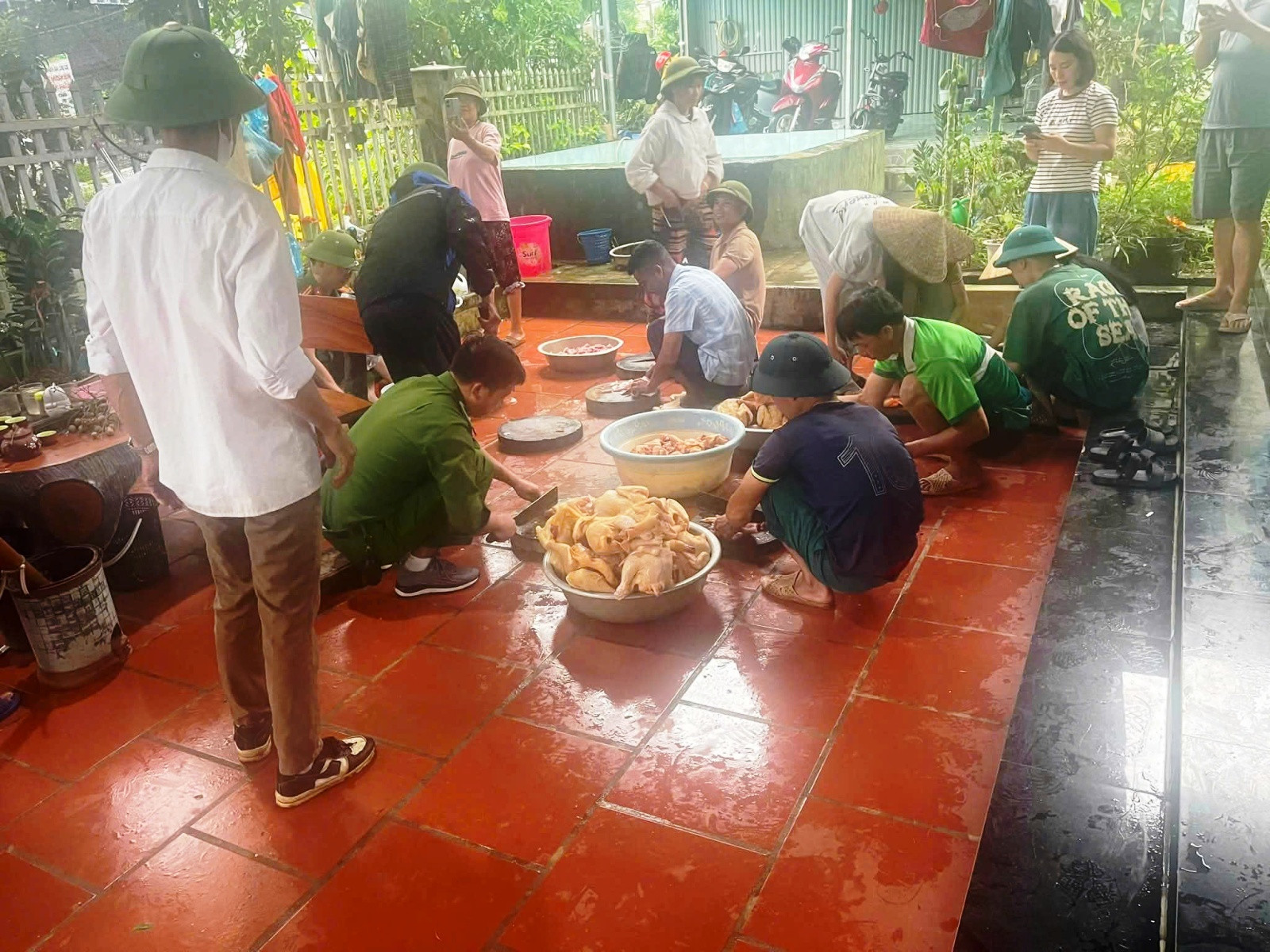 Nhân dân bản Phúc Khoa (xã Mường Khoa) nấu gần 800 suất ăn hỗ trợ bà con vùng lũ xã Mường Than. Ảnh: N.T