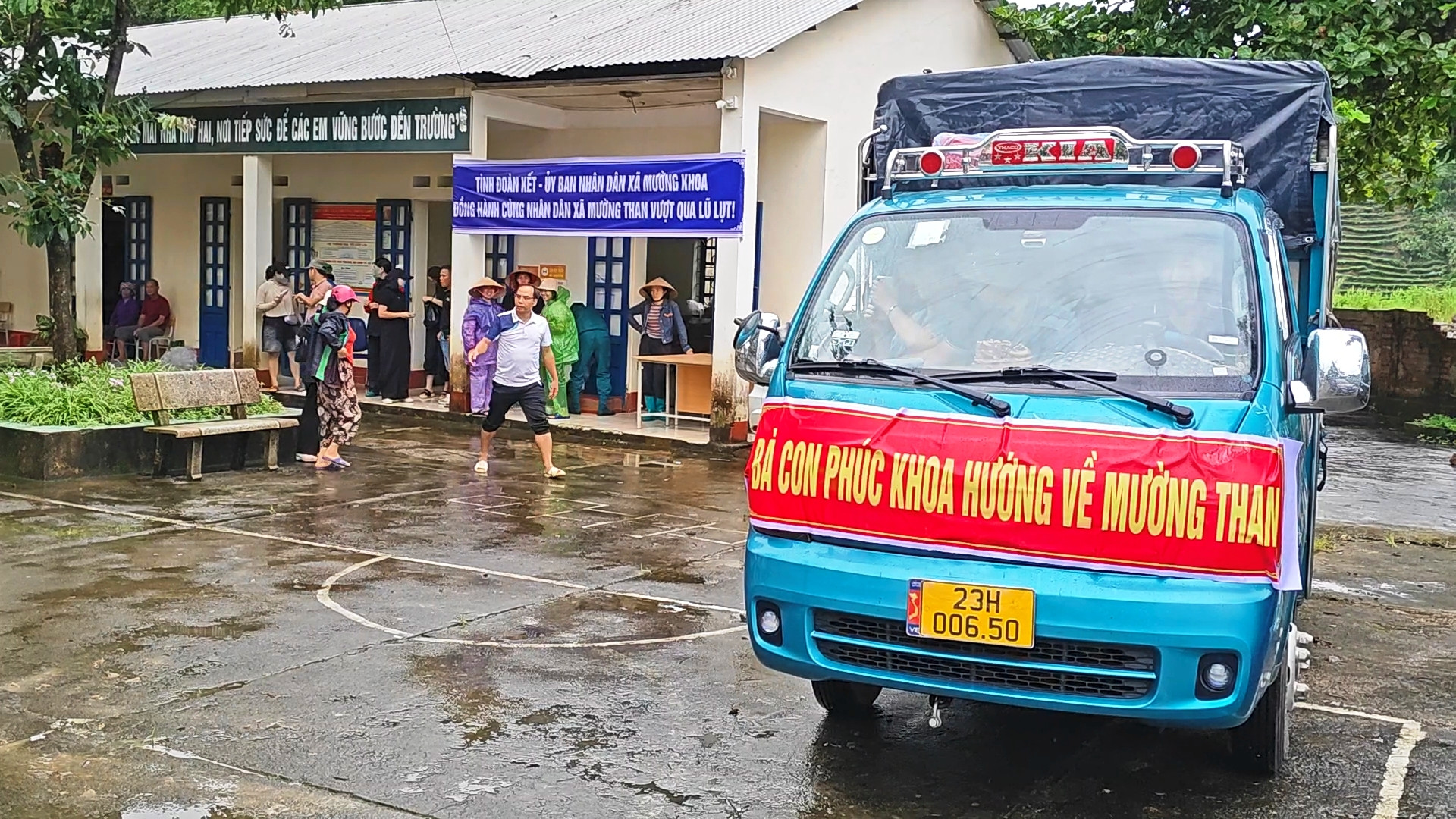 Chiếc xe chở hàng trăm suất cơm từ xã Mường Khoa vượt hơn 30km đến điểm sơ tán ở xã Pắc Ta để tiếp tế cho người dân. Ảnh: Trọng Nghĩa