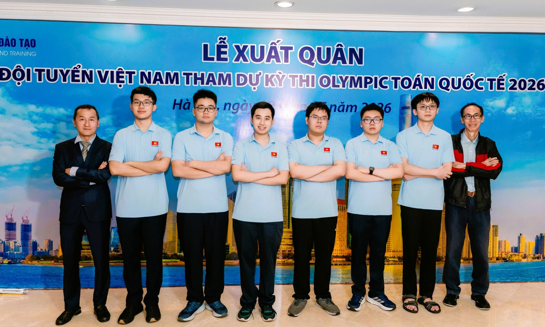 Thầy Nguyễn Chu Gia Vượng (bìa trái) và thầy Lê Bá Khánh Trình (bìa phải) cùng các thành viên đội tuyển Việt Nam dự thi Olympic Toán học quốc tế năm 2026. Từ trái sang, lần lượt là các em Phạm Đăng Nguyên, Hà Mạnh Hùng, Nguyễn Lê Nhật Nam, Nguyễn Đình Tùng, Trần Đại Thành Danh, Nguyễn Hoàng Phương.