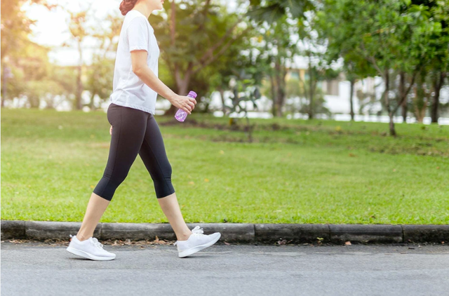 Đây là bài tập cardio đơn giản và an toàn nhất, giúp đốt cháy calo toàn thân và hỗ trợ hệ tim mạch dẻo dai.