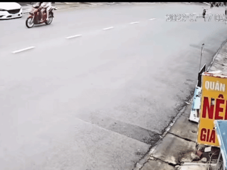 Clip: Xe máy ‘không người lái’ lao thẳng vào nhà dân
