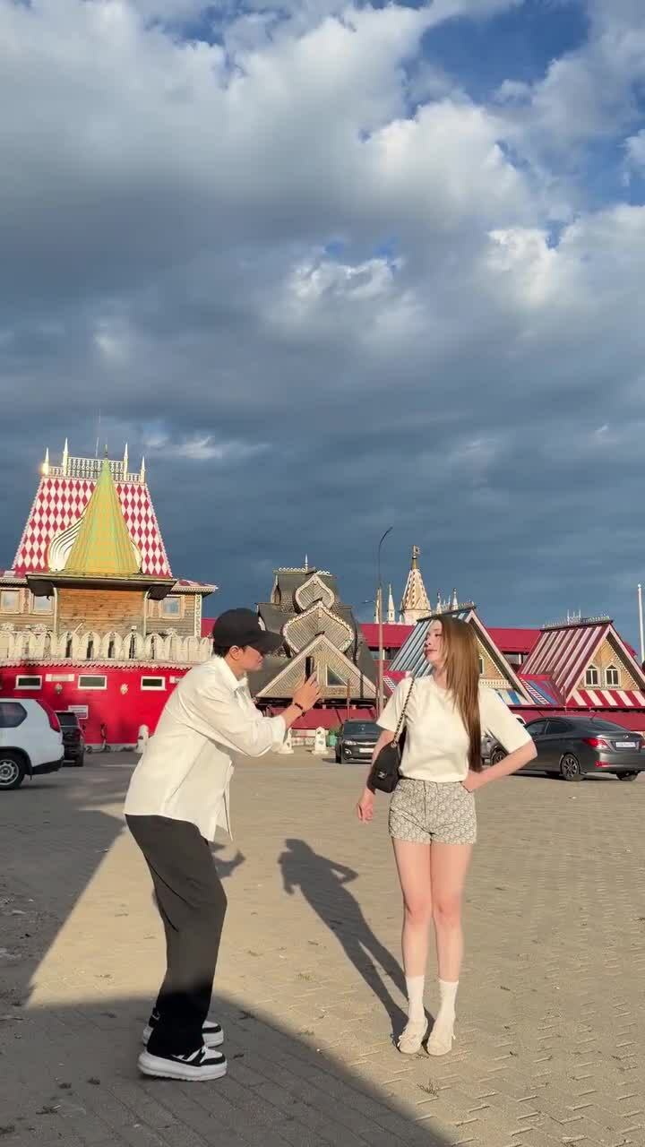 Chia sẻ với Ngôi Sao , Việt Anh xác nhận đang hẹn hò với Quỳnh Nga nhưng chưa hé lộ thêm về kế hoạch tương lai. Chuyến đi Nga vừa qua, anh được bạn gái đồng hành trong việc mở rộng thị trường ở nước ngoài cho sản phẩm do mình làm chủ. Bên cạnh các buổi làm việc, anh còn đưa cô thăm một số địa điểm nổi tiếng của xứ sở bạch dương.