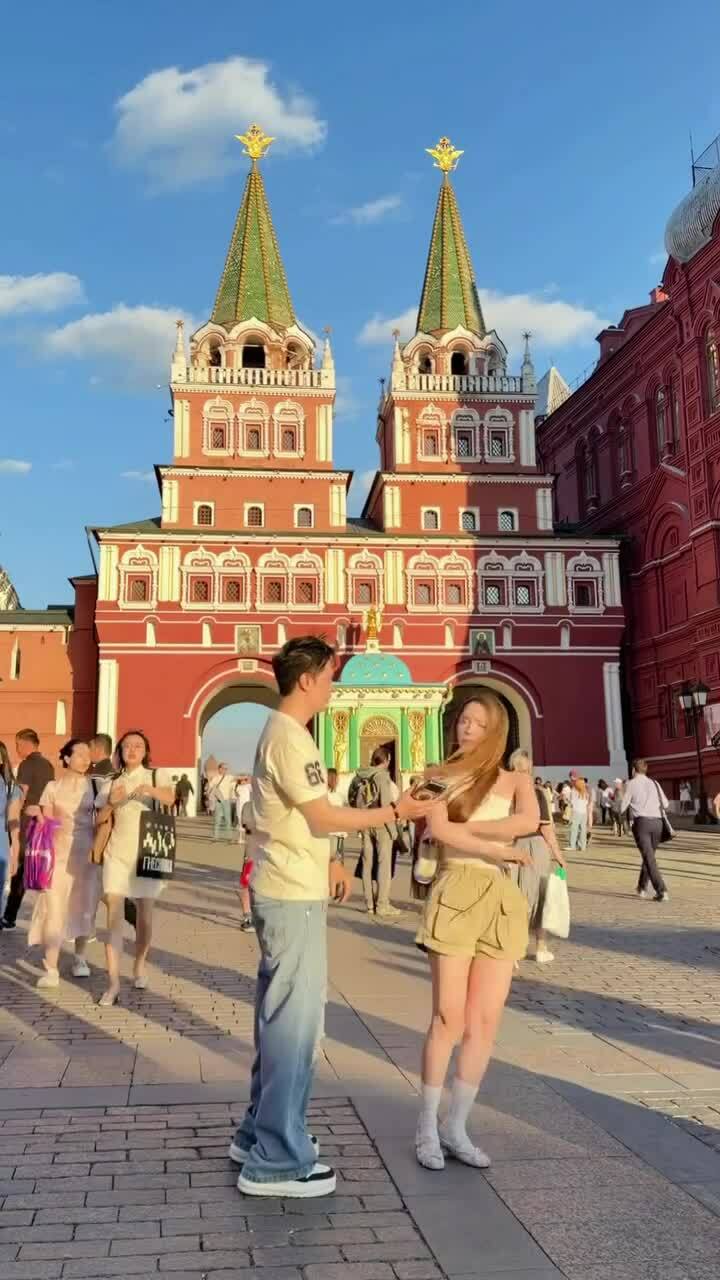 Tối 15/7, hai diễn viên cùng lúc đăng những khoảnh khắc Việt Anh chụp ảnh, dỗ dành Quỳnh Nga và kết thúc bằng cái ôm ngọt ngào trong chuyến công tác kết hợp du lịch tại Nga. Cá sấu chúa còn để lại chú thích với câu hỏi mở dành cho Việt Anh: Cứ giận dỗi mà được đi chơi thì chắc tháng nào cũng nên dỗi nhỉ.
