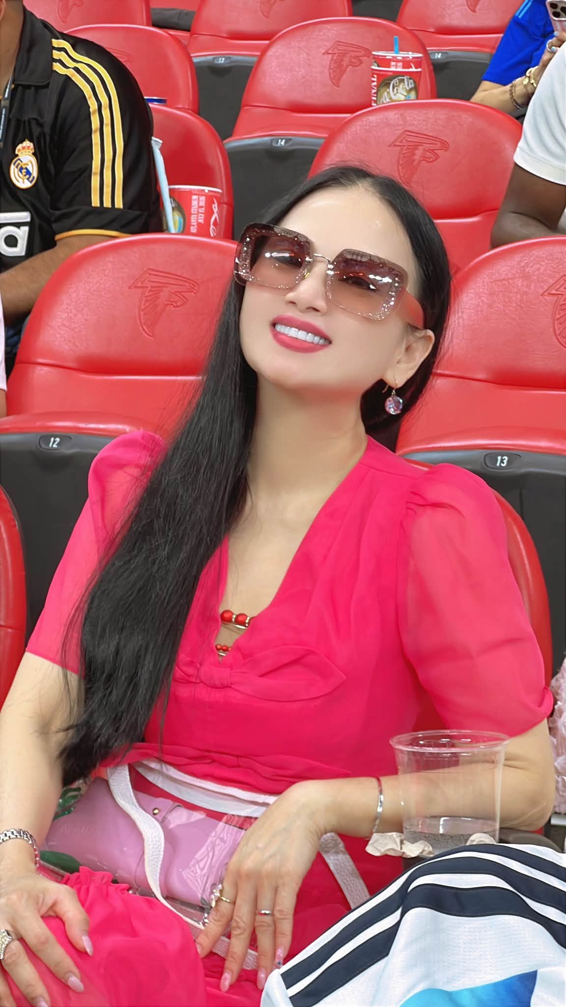 Ca sĩ Hà Phương tại sân vận động. Ảnh: FBNV ngày 17/7