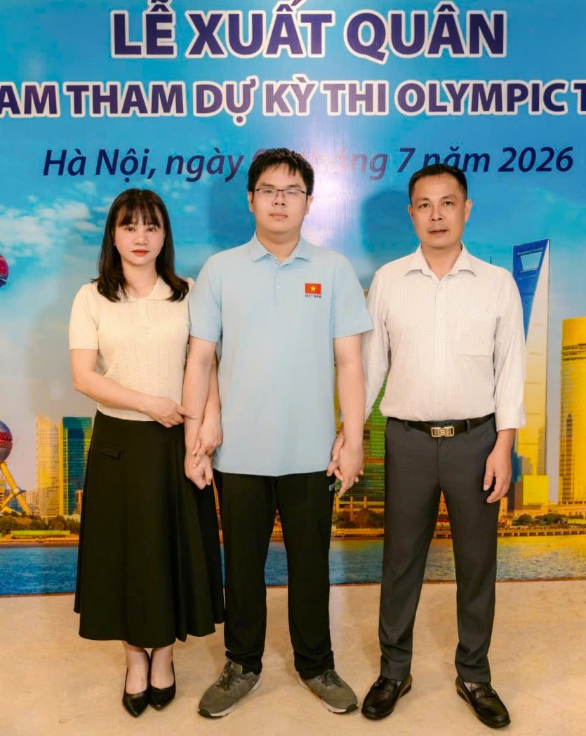  Nguyễn Đình Tùng bên bố mẹ. Ảnh: GĐCC