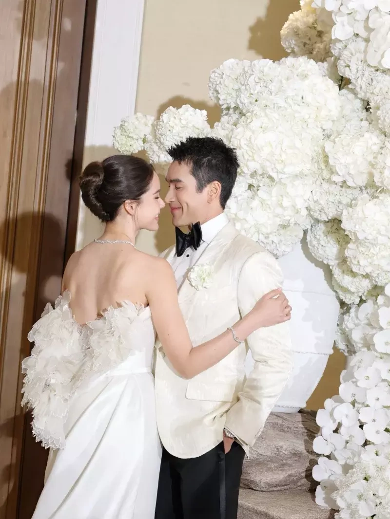 Liền sau đó, Yaya thay bộ đồ thứ hai để tiếp khách dự cưới. Cô mặc chiếc váy cưới của nhà mốt áo cưới Meshmuseum. Chiếc váy có phần thân trên không dây, dáng suông được làm từ lụa Thái màu trắng ngà, với thiết kế được may đo phù hợp vóc dáng cô dâu. Trong khi thân trước tối giản, thân sau được đắp cầu kỳ như hai chiếc cánh, giúp cô dâu đẹp như thiên thần.
