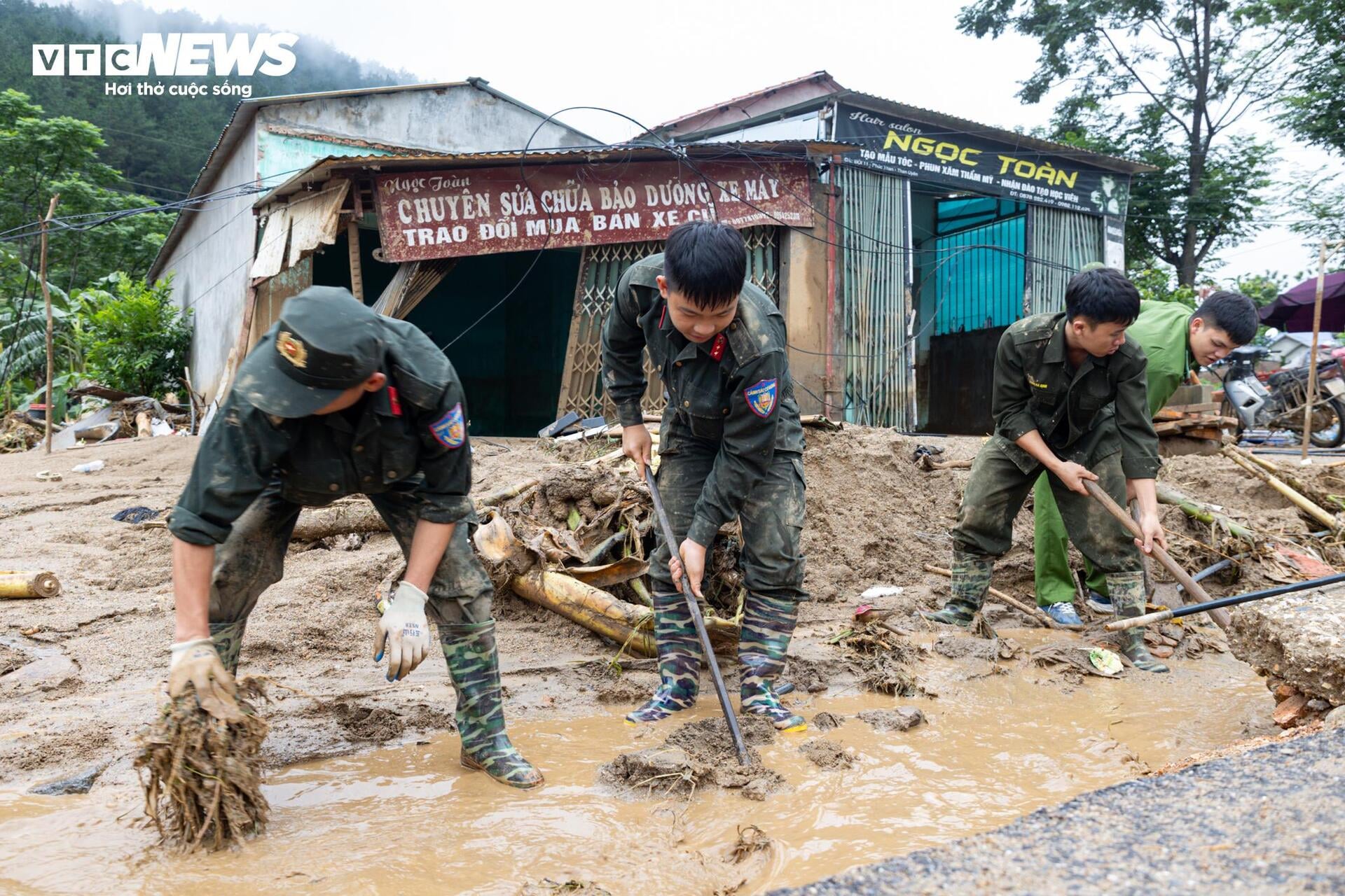 Không khí dọn dẹp khẩn trương, tích cực của các cán bộ, chiến sĩ.