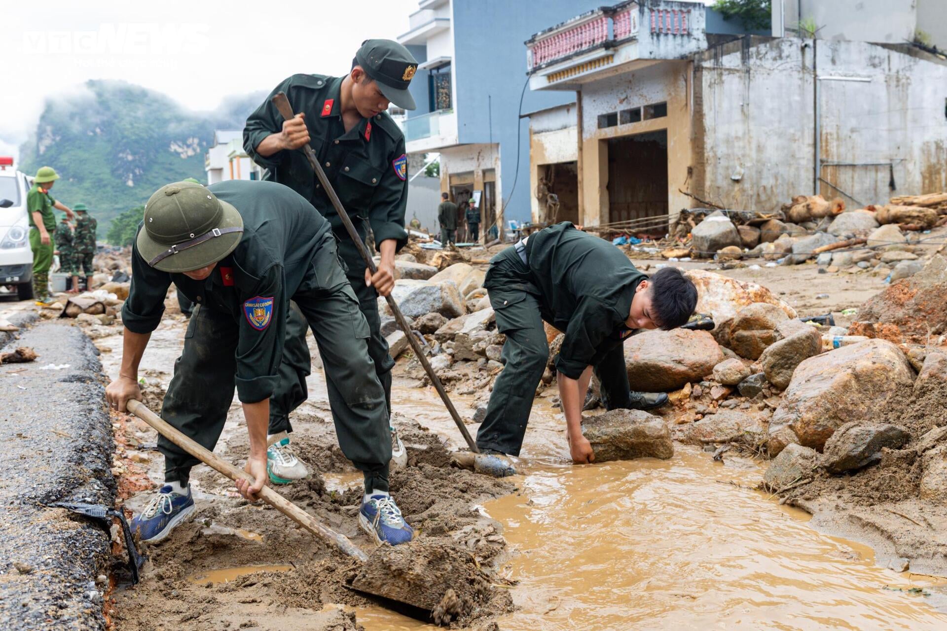 Những bàn tay không để hy vọng bị vùi lấp sau lũ dữ ở Mường Than - 5