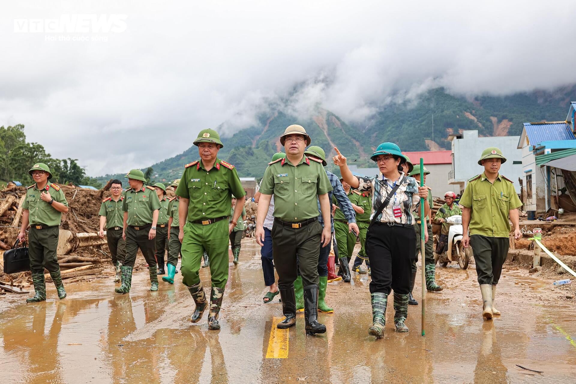 Sáng 20/7, Đại tá Bùi Quyết Toán, Ủy viên Ban Thường vụ Tỉnh ủy, Giám đốc Công an tỉnh Lai Châu, kiểm tra công tác cứu hộ, cứu nạn và khắc phục hậu quả thiên tai tại xã Mường Than, đồng thời thăm hỏi các gia đình bị ảnh hưởng.